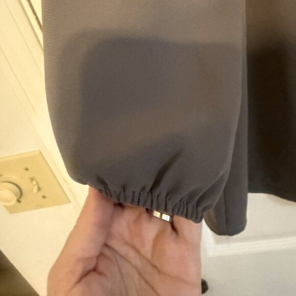 Everly Charcoal V-Neck Blouse – Size Large, EUC, Flowy & Versatile - Picture 4 of 5